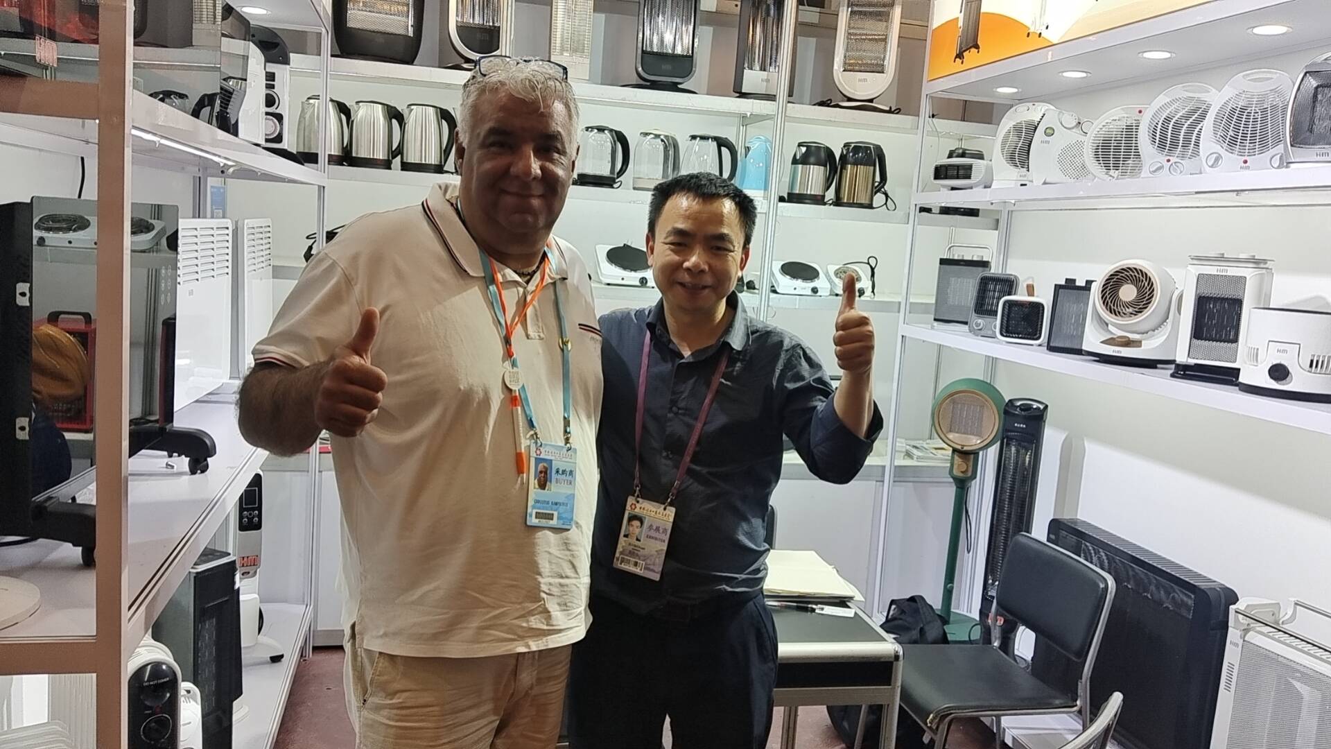 Forhandlet med europæiske kunder på den 135. Canton Fair.