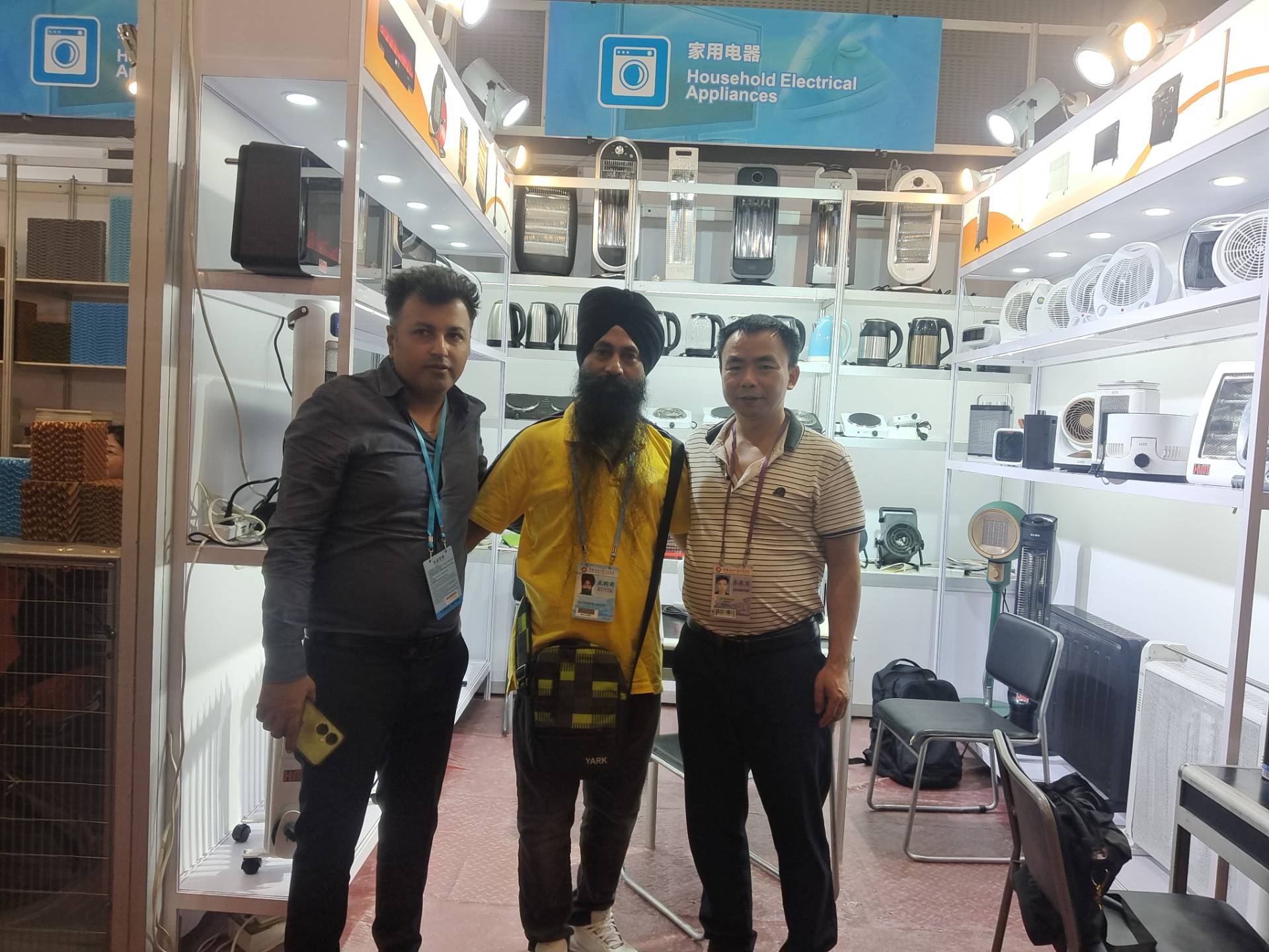 Forhandlet med indiske kunder på den 135. Canton Fair.